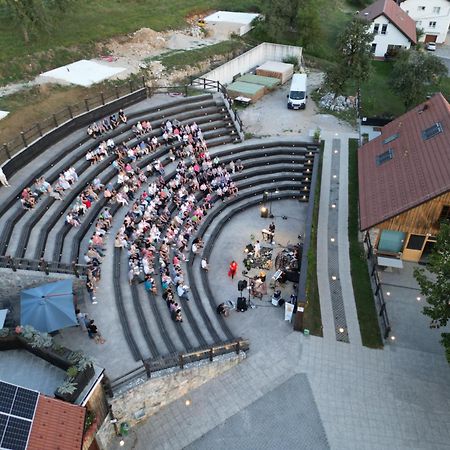 Youth Hostel Arsviva Stari Trg pri Lozu Zewnętrze zdjęcie