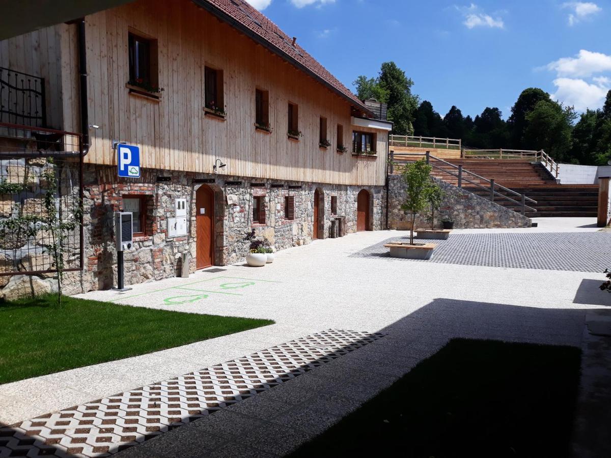 Youth Hostel Arsviva Stari Trg pri Lozu Zewnętrze zdjęcie
