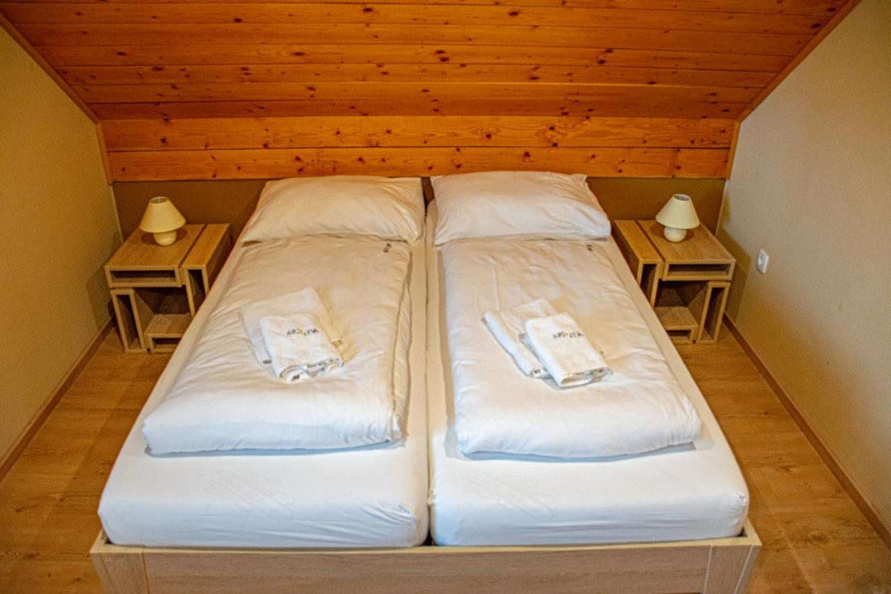 Youth Hostel Arsviva Stari Trg pri Lozu Zewnętrze zdjęcie