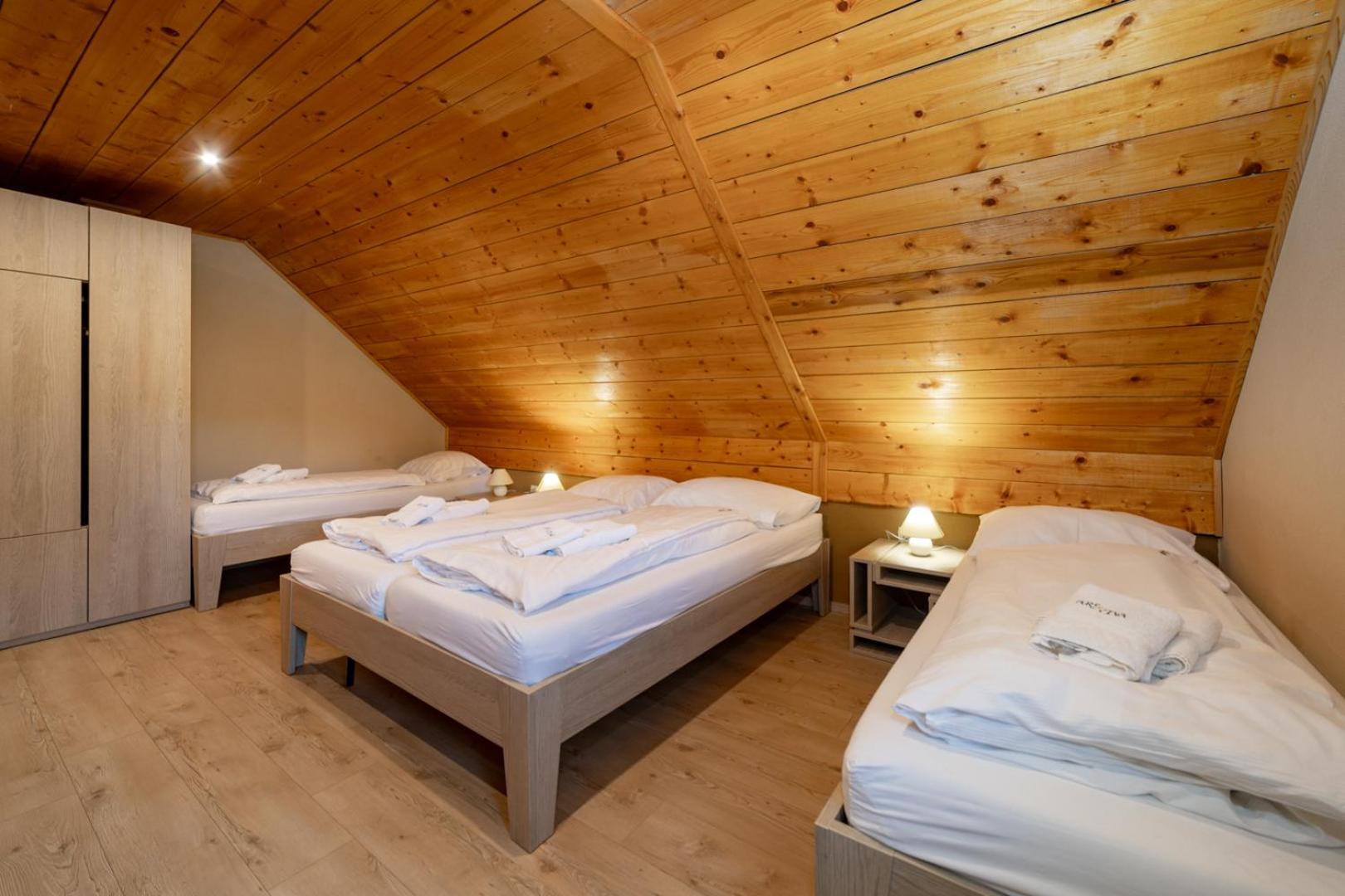 Youth Hostel Arsviva Stari Trg pri Lozu Zewnętrze zdjęcie