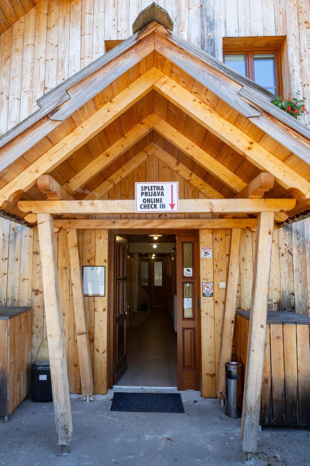 Youth Hostel Arsviva Stari Trg pri Lozu Zewnętrze zdjęcie