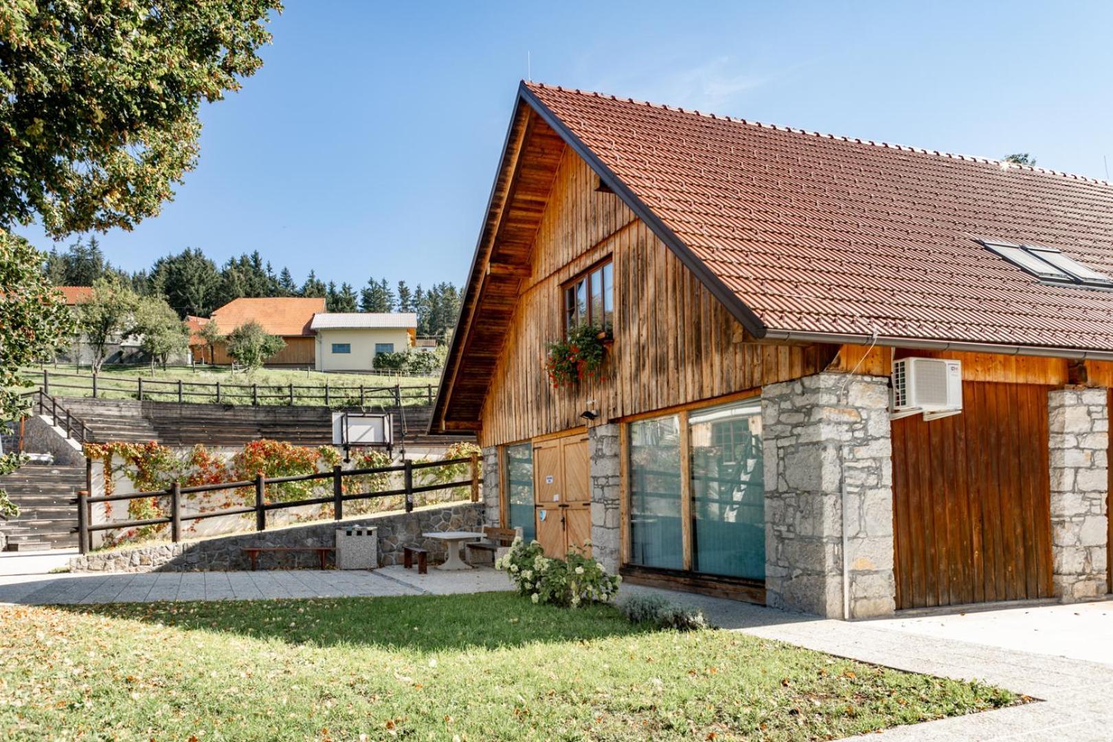 Youth Hostel Arsviva Stari Trg pri Lozu Zewnętrze zdjęcie