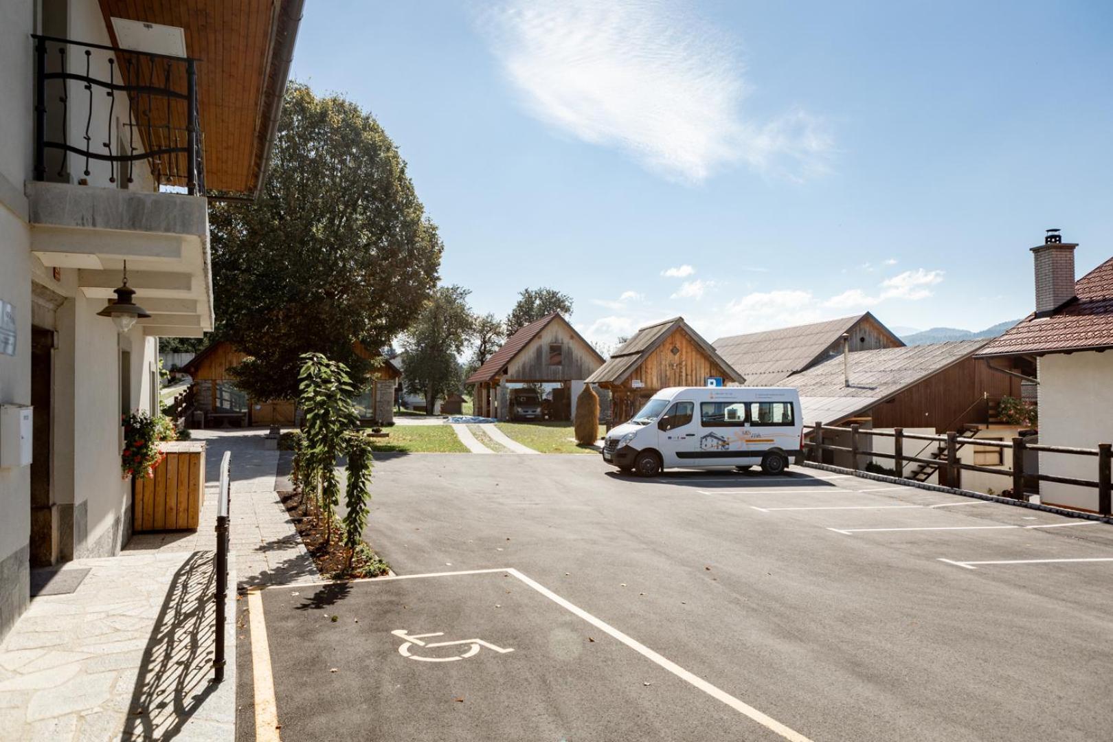 Youth Hostel Arsviva Stari Trg pri Lozu Zewnętrze zdjęcie