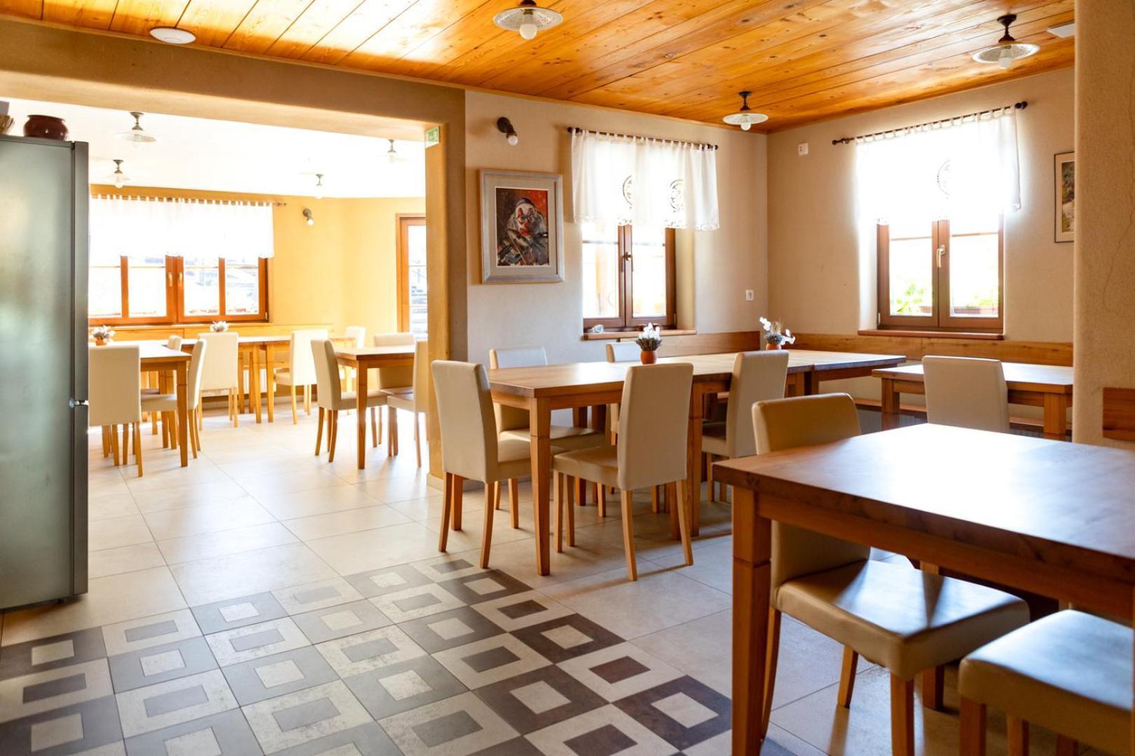 Youth Hostel Arsviva Stari Trg pri Lozu Zewnętrze zdjęcie