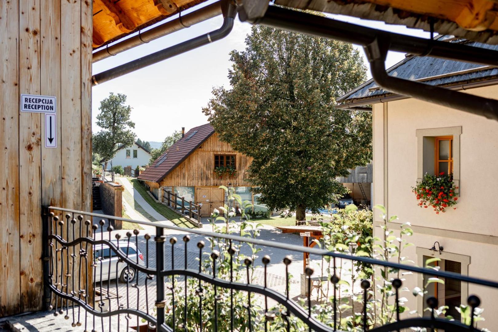 Youth Hostel Arsviva Stari Trg pri Lozu Zewnętrze zdjęcie