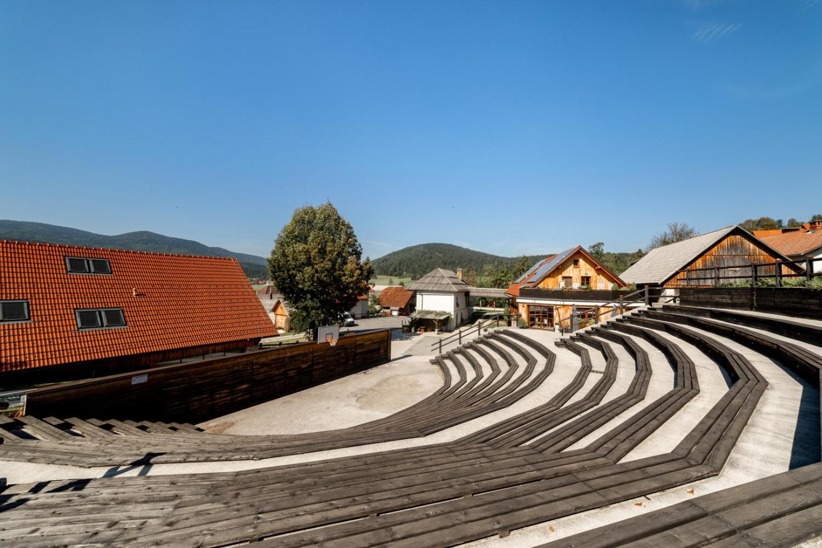 Youth Hostel Arsviva Stari Trg pri Lozu Zewnętrze zdjęcie