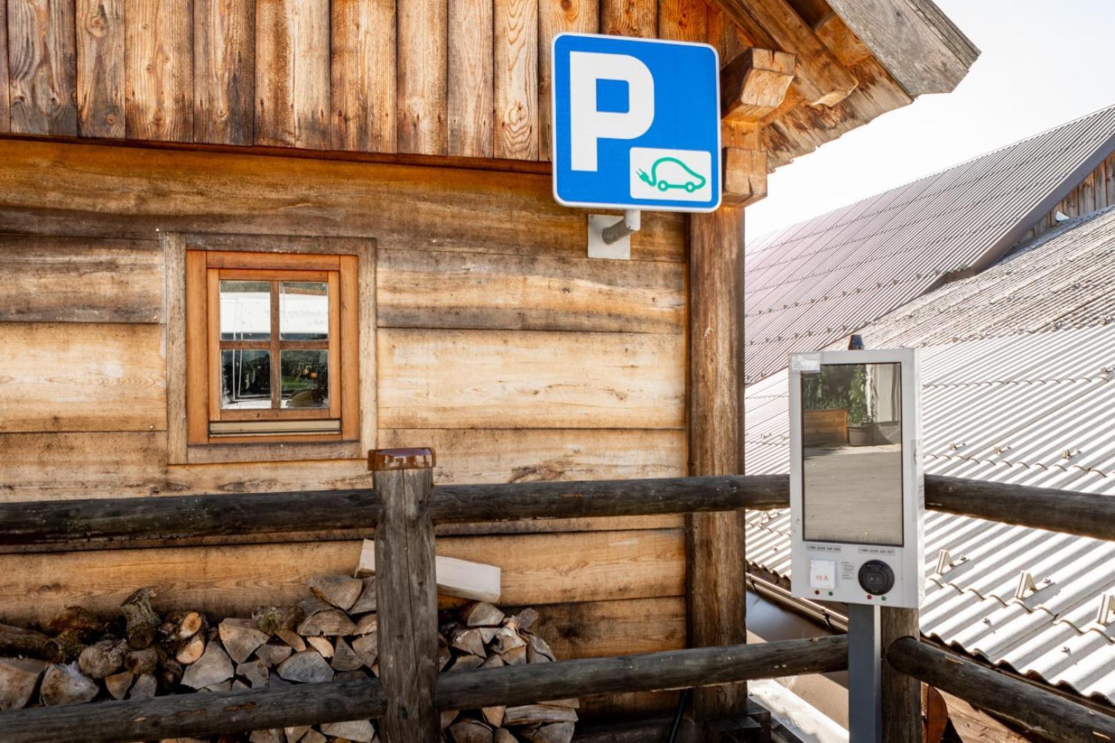 Youth Hostel Arsviva Stari Trg pri Lozu Zewnętrze zdjęcie