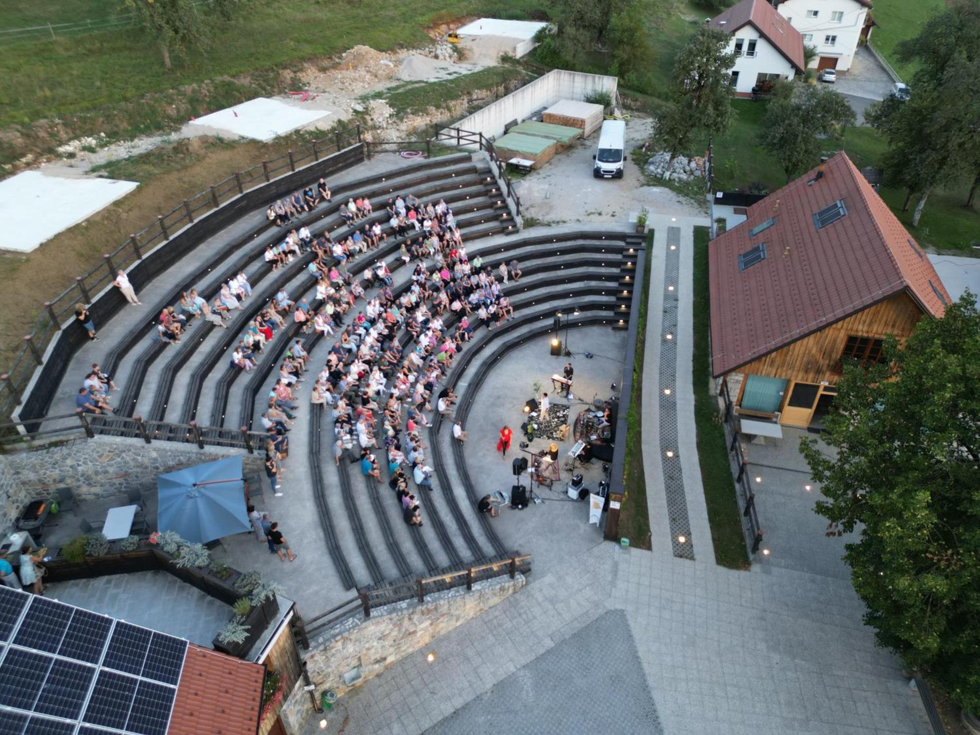 Youth Hostel Arsviva Stari Trg pri Lozu Zewnętrze zdjęcie