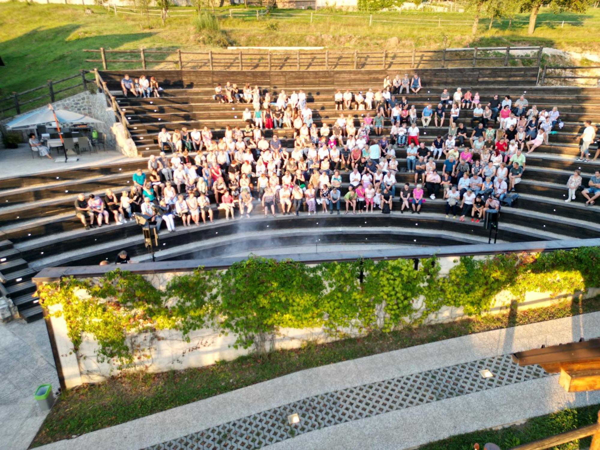 Youth Hostel Arsviva Stari Trg pri Lozu Zewnętrze zdjęcie