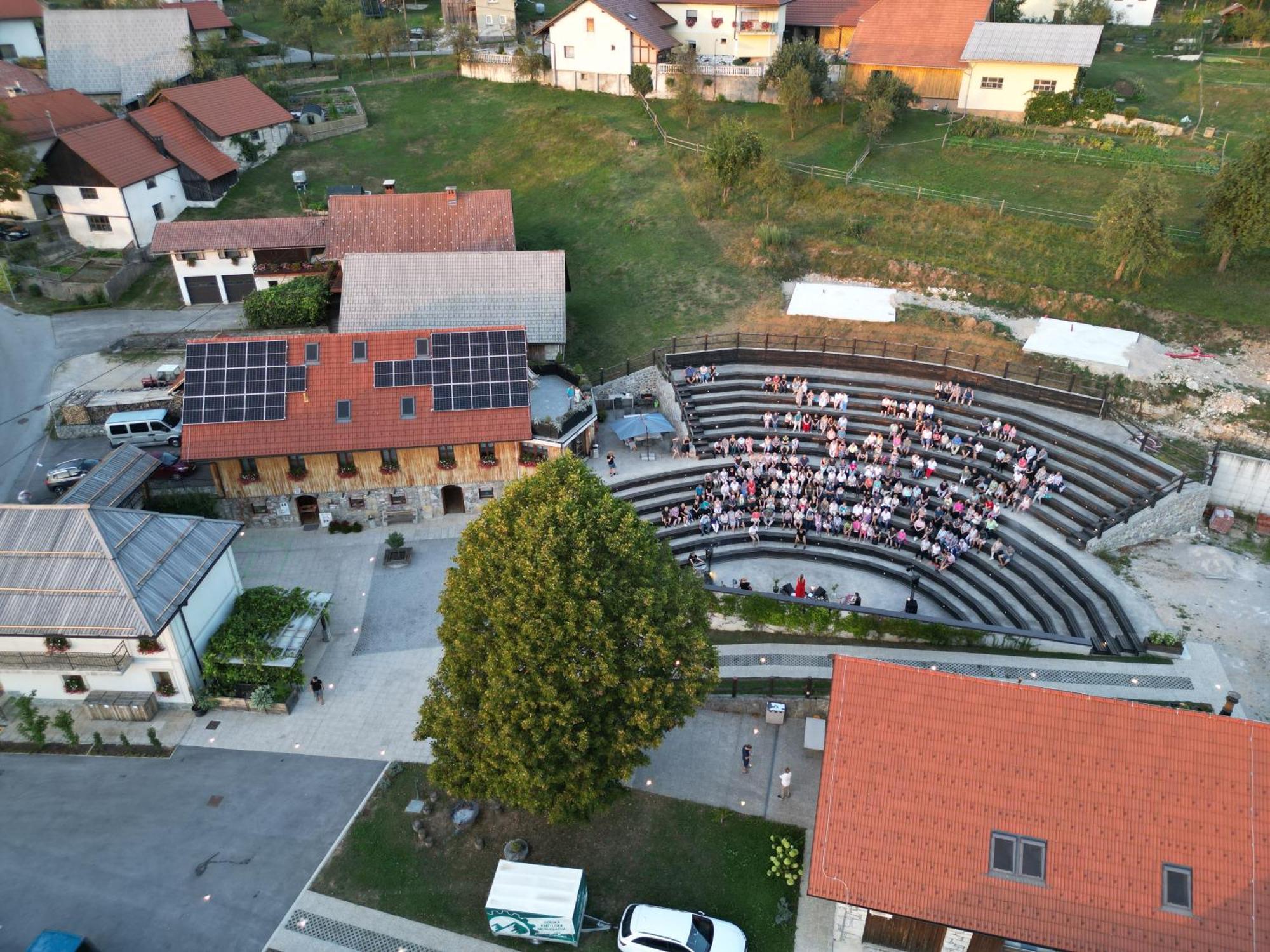 Youth Hostel Arsviva Stari Trg pri Lozu Zewnętrze zdjęcie