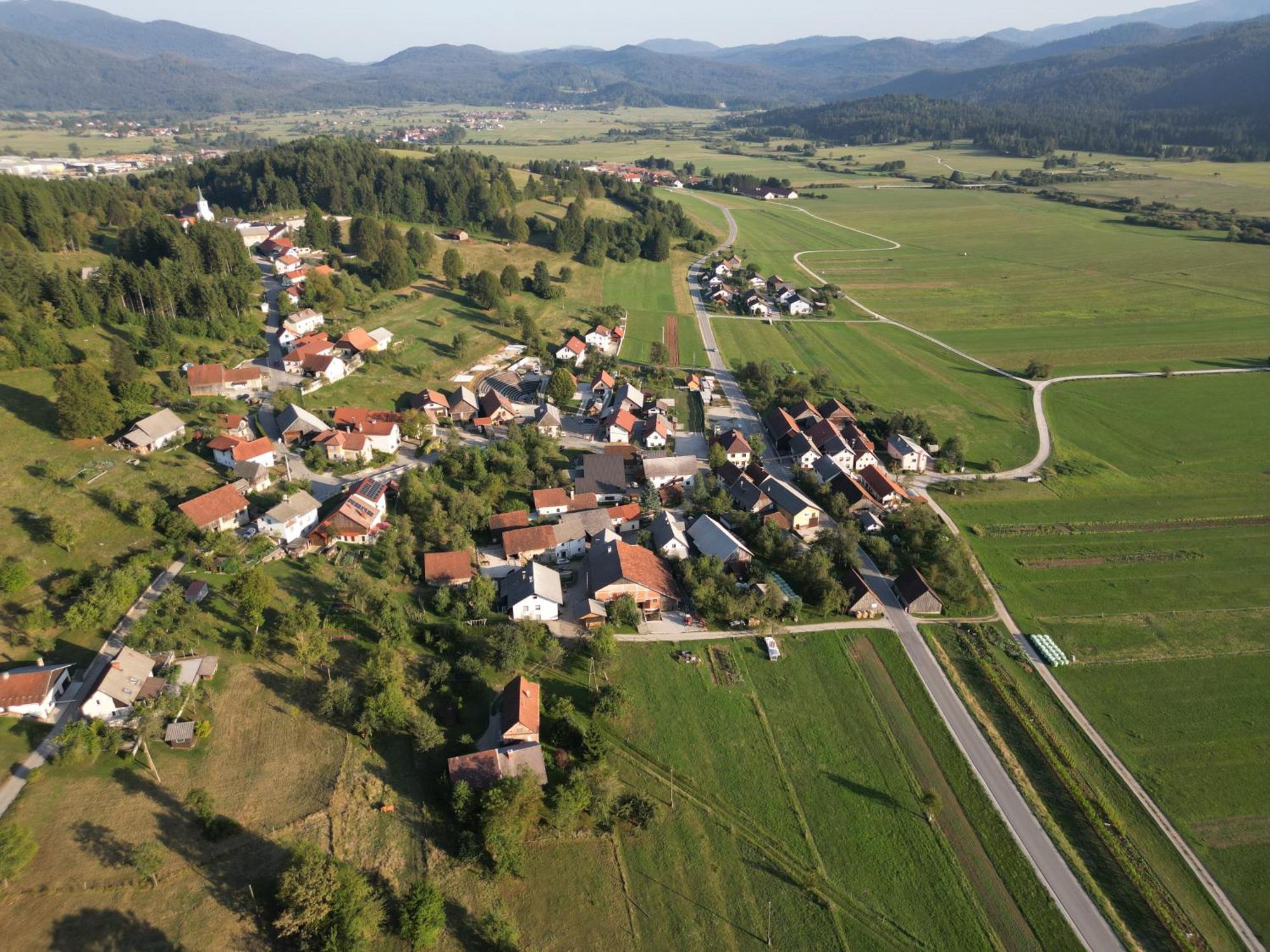Youth Hostel Arsviva Stari Trg pri Lozu Zewnętrze zdjęcie